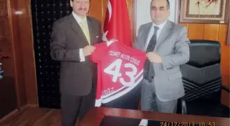 Voleybol Takımı Gediz Kaymakamı Yılmaz'a Forma Hediye Etti