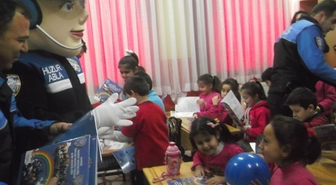 Emniyetten, Çocuklara Top' Hediyesi