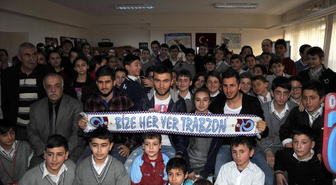 Trabzonsporlu 3 Futbolcu Öğrencilerle Buluştu