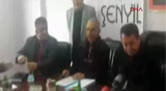 Basın Toplantısında Soda Kapağı Başkanın Kafasına Çarptı