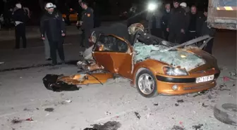 Kamyona Çarpan Otomobilde 1 Kişi Öldü, 2 Kişi Yaralandı