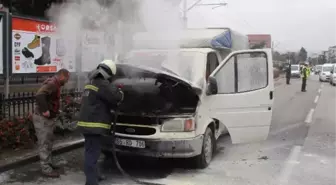 Samsun'da Babasını Hastaneye Götürürken Aracı Yandı