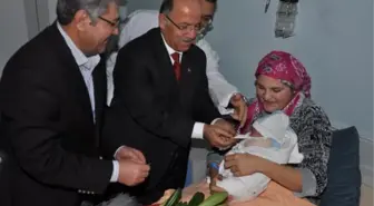 Yeni Yılın İlk Bebeklerine Vali ve Başkandan Altın