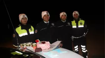 Yozgat'ta Görev Başındaki Trafik Polisleri Pasta Keserek Yılbaşını Kutladı
