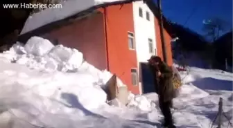 Artvin'de Çatıda Biriken Karları Tüfekle Temizliyorlar