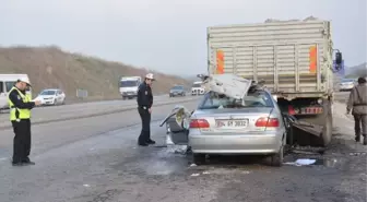 Emniyet Şeridindeki Kamyonun Altına Girdi