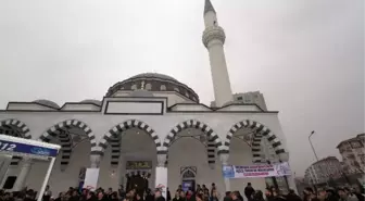 Esenyurt'taki İmam Şafi Camisi İbadete Açıldı