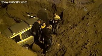 Otomobil, Kanalizasyon Çukuruna Düştü: 1 Yaralı