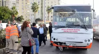 Antalya'da Minibüs Otobüse Çarptı: 11 Yaralı