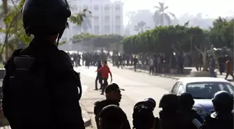 Mısır'da Darbe Karşıtı Öğrenciler İnsan Zinciri Oluşturdu