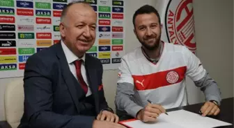 Giray Kaçar, Antalyaspor'a İmzayı Attı