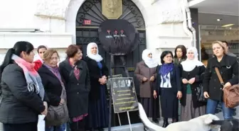 Fransa Konsolosluğunda Siyah Çelenkli Protesto