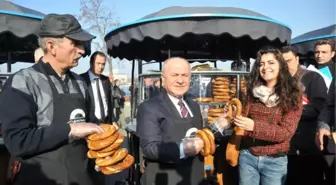 Kadıköy'de Özel Tasarım Simit Arabaları Tanıtıldı