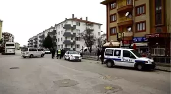 Polis aracı ile minibüs çarpıştı: 2 yaralı -