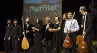 Neşet Ertaş İş Sanat Sahnesinde Saygı ve Özlemle Anıldı