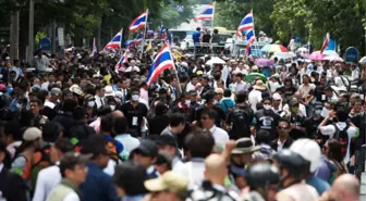 Tayland'da Protestocular Başkent Bangkok'u Kapattı