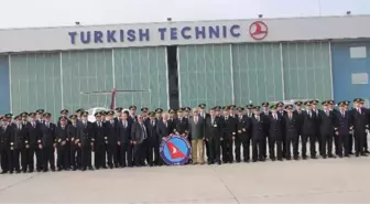 THY'nin Yeni Pilotları Mezuniyetini Kep Atarak Kutladı