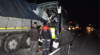 Yolcu Otobüsü Tır'a Arkadan Çarptı: 24 Yaralı