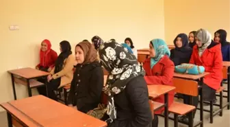 Afganistan'da Hatice Cevizcani Kız Lisesi'ne Malzeme Desteği