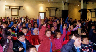 Başkan Özmen'den Çocuklara Karne Hediyesi