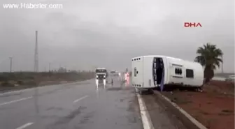 Servis Minibüsü Devrildi 12 Yaralı