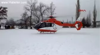 Helikopter Sahaya İndi, Kapıdaki Zincir Kırıldı, Ambulans Karda İttirildi