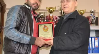 İha Muhabirine Anlamlı Plaket