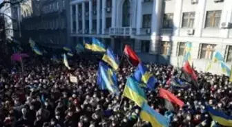 Kiev'de Göstericiler Stadyumun Gişelerine Zarar Verdi