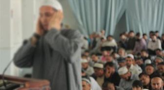 Cami İmamının Namaz Kıldırırken Saldırıya Uğraması