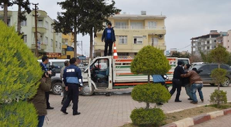 Pazarcı, Belediye Önünde Kamyonetini Yakmaya Kalkıştı