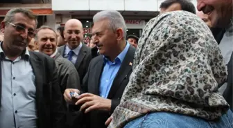 Binali Yıldırım Vatandaşın Sigarasını Aldı