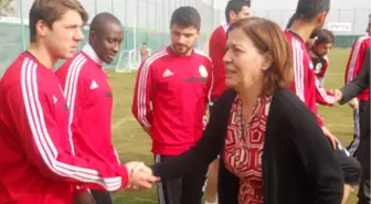 CHP'nin Kadın Adayından Futbolculara Baklava İkramı