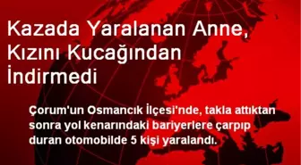 Kazada Yaralanan Anne, Kızını Kucağından İndirmedi