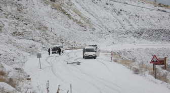Yüksekova'da Kar Yağışı Trafiği Olumsuz Etkiledi