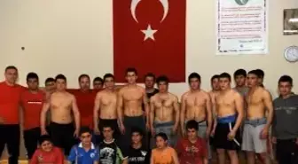 Antalya Büyükşehir'in Güreşçileri Minderi Alt Üst Etti
