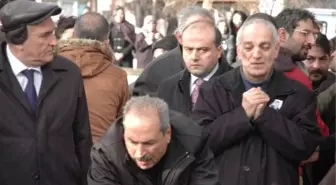 İntihar Eden Gazeteci Toprağa Verildi