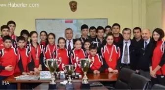 Şampiyonlardan Spor İl Müdürü Hadi'ye Ziyaret