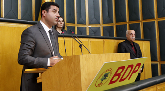Demirtaş Konuşurken, BDP Tabelası Düştü