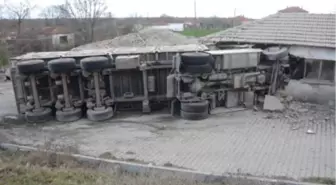 Elazığ'da Freni Boşalan Tır Yan Devrildi