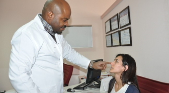 Tanzanyalı Doktor Hastalarının İlgi Odağı Oldu