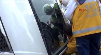 Yan Yatan Otomobilde Mahsur Kalan Sürücü Böyle Kurtarıldı