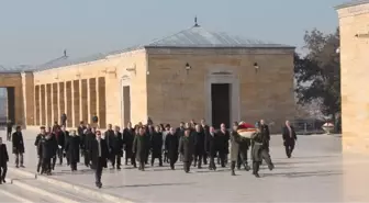 Romanya Devlet Başkanı Basescu Anıtkabir'i Ziyaret Etti