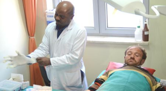 Tanzanyalı Doktor Erzurum'da Hastalara Şifa Dağıtıyor