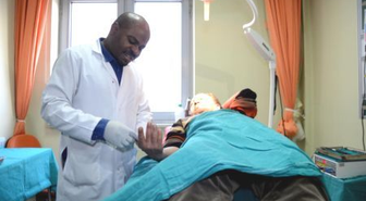 Tanzanyalı doktor hastalara şifa dağıtıyor -