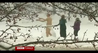 Üniversite Kampüsünde Çıplak Bir Adam