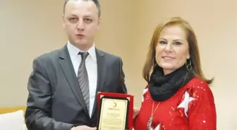 Kızılay'dan Sevgi Çemberine Teşekkür Plaket