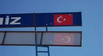 Türk Bayraklı 'Hoş Geldin' Tabelasına Silahlı Saldırı