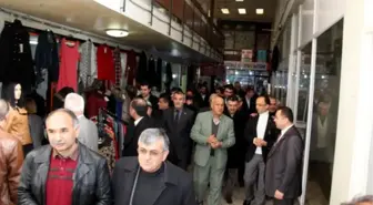 AK Parti Heyeti Gazi Caddesi Esnafını Ziyaret Etti