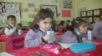 Hakkari'de Öğrencilere Süt Dağıtıldı