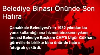 Belediye Binası Önünde Son Hatıra